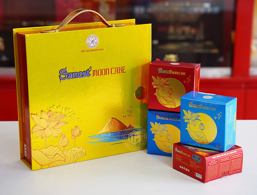 Bánh trung thu Yến Sào hộp 4 bánh x 120gr (2 thập cẩm, 2 nhân mềm) Bánh trung thu Yến Sào hộp 4 bánh x 120gr (2 thập cẩm, 2 nhân mềm)