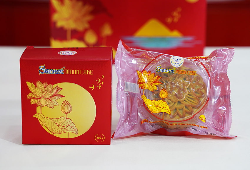 Bánh trung thu Yến Sào hộp 4 bánh x 200gr (2 thập cẩm, 2 nhân mềm) Bánh trung thu Yến Sào hộp 4 bánh x 200gr (2 thập cẩm, 2 nhân mềm)